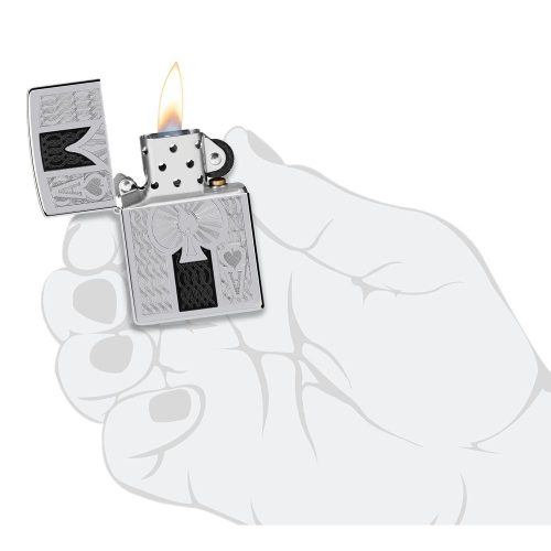Prikaz u ruci: ZIPPO Ace 24196 – upaljač prikazan u ruci