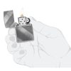 Prikaz u ruci: ZIPPO Diagonal Weave 28182 – upaljač prikazan u ruci