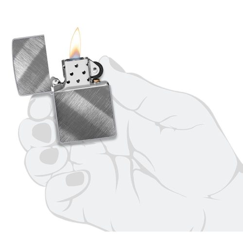 Prikaz u ruci: ZIPPO Diagonal Weave 28182 – upaljač prikazan u ruci