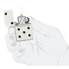 Prikaz u ruci: ZIPPO Domino Design 46159 – upaljač prikazan u ruci