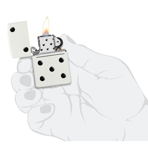 Prikaz u ruci: ZIPPO Domino Design 46159 – upaljač prikazan u ruci