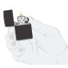 Prikaz u ruci: ZIPPO Ebony 24756 – upaljač prikazan u ruci