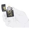 ZIPPO upaljač Gambling Design 49257 toptaurus.rs 3 Prikaz u ruci: ZIPPO Gambling Design 49257 – upaljač prikazan u ruci