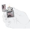 Prikaz u ruci: ZIPPO James Bond 48734 – upaljač prikazan u ruci