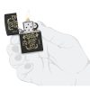 Prikaz u ruci: ZIPPO Joker Card 46290 – upaljač prikazan u ruci