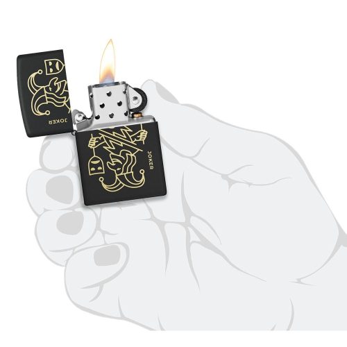 Prikaz u ruci: ZIPPO Joker Card 46290 – upaljač prikazan u ruci