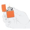 Prikaz u ruci: ZIPPO Orange Matte 231 – upaljač prikazan u ruci