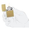 Prikaz u ruci: ZIPPO Street Brass 48267 – upaljač prikazan u ruci