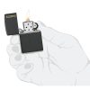 Prikaz u ruci: ZIPPO Zippo Logo CI 236ZL – upaljač prikazan u ruci