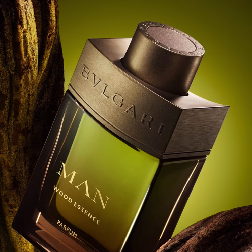 Detalj bočice Bvlgari Man Wood Essence Parfum elegantan dizajn muški parfem
