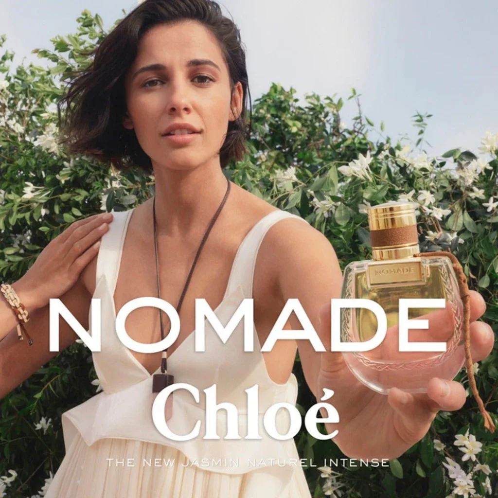 Chloe Nomade Jasmin Naturel Intense elegantna bočica detalj ženski parfem u rukama zene