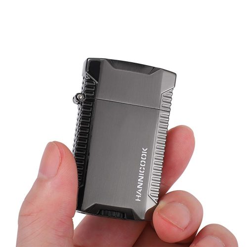 Metalni upaljač HANNICOOK dimenzije 66x38x18 mm, slika u ruci