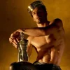 JPG Le Male Elixir Absolu zlatna bočica torzo muški parfem slika sa muskarcem