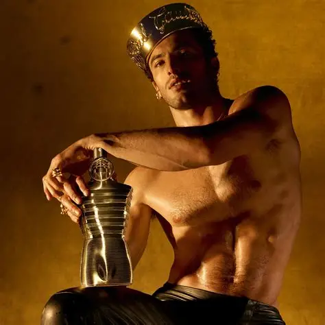 JPG Le Male Elixir Absolu zlatna bočica torzo muški parfem slika sa muskarcem