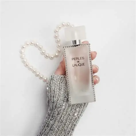 Luksuzna prezentacija Lalique Perles EDP u ruci zene – parfem za svakodnevnu eleganciju