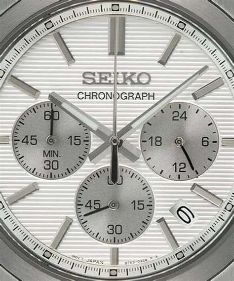 Detalj brojčanika Seiko SSB451P1 sa datum i hronograf funkcijom muški ručni sat