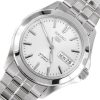 Detalj sivog brojčanika Seiko SNKK87K1 sa dan datum funkcijom