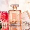 Bočica parfema Chanel Coco Mademoiselle Intense EDP sa elegantnim pravougaonim oblikom i zlatnim Chanel detaljima.
