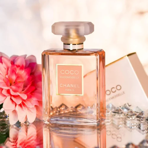 Bočica parfema Chanel Coco Mademoiselle Intense EDP sa elegantnim pravougaonim oblikom i zlatnim Chanel detaljima.