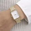 Rosefield ženski sat OCWSG-O40 toptaurus.rs 2 Rosefield OCWSG-O40 ženski sat moderan fashion model sa zlatnom narukvicom na ruci zene