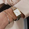 Minimalistički Rosefield QVSGD-Q013 ženski sat na ruci žene u silver gold kombinaciji