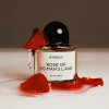 Byredo Rose of No Man's Land original bočica parfema i latice ruže