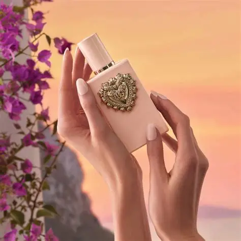 My Devotion Intense EDP vanilasti ženski miris u ruci žene