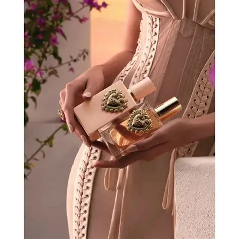 Dolce&Gabbana My Devotion Intense luksuzni parfem u ruci žene