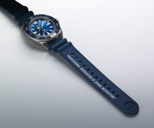 Seiko Samurai PADI SRPJ93K1 automatski ronilački sat prikaz narukvice silikonske teget