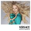Versace Crystal Emerald EDP moderan parfem za proleće i leto, slika bocice u ruci plavuse u zelenoj haljini