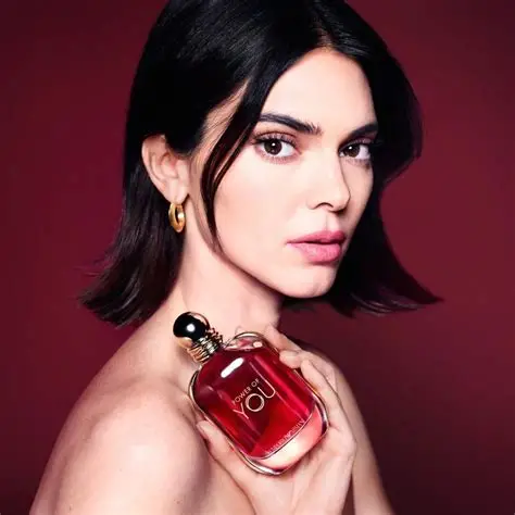 Armani Power of You EDP zenski parfem toptaurus.rs 1 Armani Power of You EDP – dugotrajan cvetno-vanila parfem za žene.. slika sa promo licem