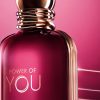 Armani Power of You EDP zenski parfem toptaurus.rs 3 Elegantna bočica Armani Power of You Eau de Parfum na roze pozadini.