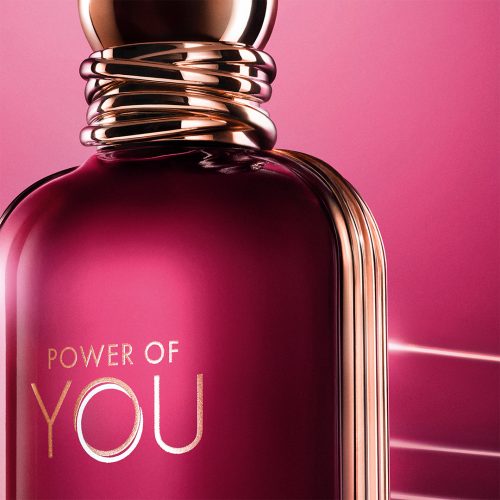 Armani Power of You EDP zenski parfem toptaurus.rs 3 Elegantna bočica Armani Power of You Eau de Parfum na roze pozadini.