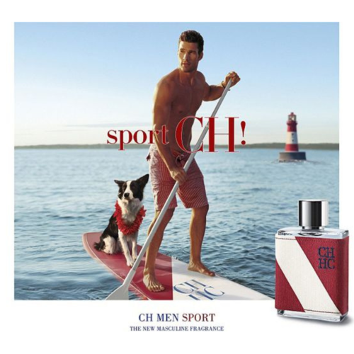 CH Sport Eau de Toilette – sportski muški parfem sa citrusnim notama, slika muskarca na dasci na vodi sa psom i bocicom parfema