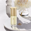 Estee Lauder White Linen EDP zenski parfem toptaurus.rs 1 White Linen EDP elegantna bočica ženskog parfema u elegantnoj sobi sa cvecem