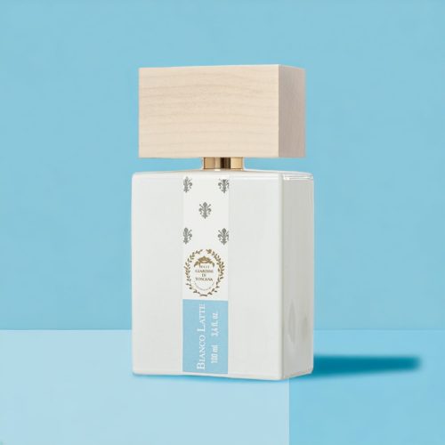 Giardini di Toscana Bianco Latte EDP uniseks parfem toptaurus.rs 2 Giardini di Toscana Bianco Latte EDP kremasti gurmanski parfem na plavoj pozadini