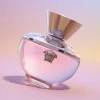 Versace Dylan Blush Pink parfem sa marshmallow notom na roze pozadini