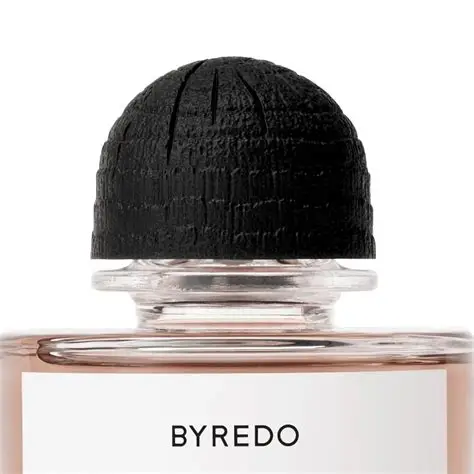 Byredo Black Saffron Absolu EDP unisex parfem – originalna bočica i detalj poklopca luksuznog mirisa sa karakterističnim dizajnom