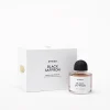 Byredo Black Saffron Absolu EDP unisex parfem – detalj bočice i elegantnog pakovanja mirisa