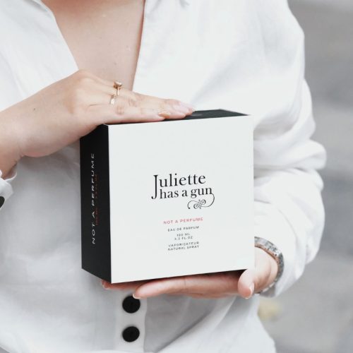 Juliette Has A Gun Not A Perfume EDP original pakovanje ženskog parfema u rukama zene u beloj kosulji
