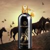 Montale Arabians Tonka EDP unisex parfem – detalj bočice i Montale dizajna u preriji gde trce konji, ambijentalna fotografija