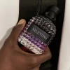Valentino Uomo Born in Roma Purple Melancholia EDT 2026 – detalj ljubičaste bočice u ruci muskarca