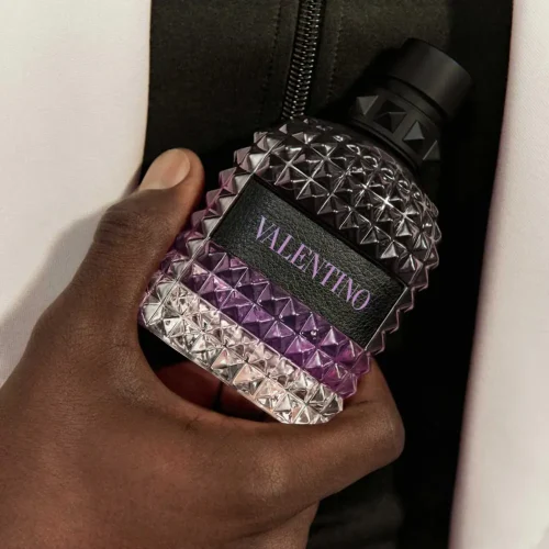 Valentino Uomo Born in Roma Purple Melancholia EDT 2026 – detalj ljubičaste bočice u ruci muskarca