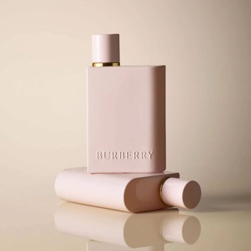 Burberry Her Elixir EDP zenski parfem toptaurus.rs 1 Burberry Her Elixir ženski parfem slika sa dve bovcice na puder pozadini