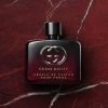 Gucci Guilty Absolu Pour Femme ženski parfem ambijentalna fotografija