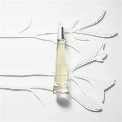 Issey Miyake L Eau d Issey EDP zenski parfem toptaurus.rs 2 Issey Miyake L’Eau d’Issey EDP ženski parfem ambijentalna fotografija