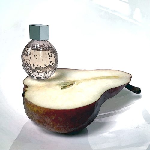 Jimmy Choo EDT ženski parfem ambijentalna fotografija bocica i kruska
