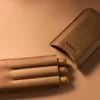 Zippo Signature kozna futrola za cigare Vintage 2008011 toptaurus.rs 3 Zippo Signature Vintage kožna futrola za 3 cigare ambijentalna slika