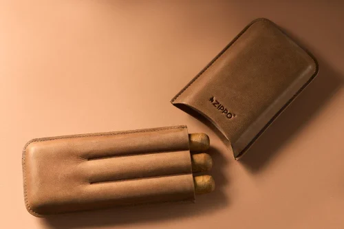 Zippo Signature kozna futrola za cigare Vintage 2008011 toptaurus.rs 3 Zippo Signature Vintage kožna futrola za 3 cigare ambijentalna slika