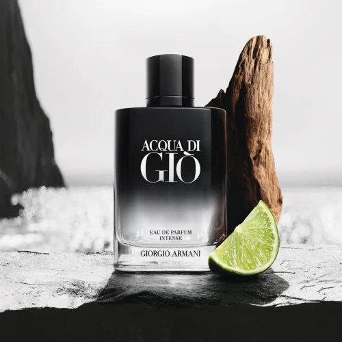 Detalj bočice Armani Acqua di Gio EDP Intense muškog parfema na obali mora